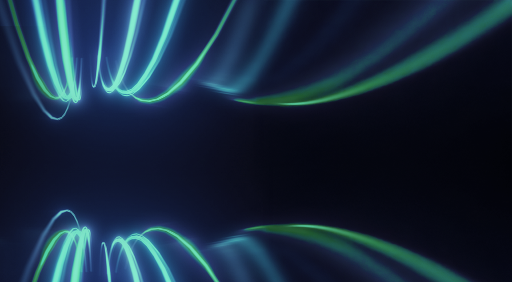 Abstraktes Bild mit gekrümmten, leuchtenden blauen und grünen Lichtspuren auf dunklem Hintergrund, die symmetrische Bögen bilden, die ein Gefühl von Bewegung und Tiefe erzeugen - ein Effekt, der an die Innovation in VMware by Broadcom VCSP 2.0 erinnert, mit einem zentralen leeren Raum.