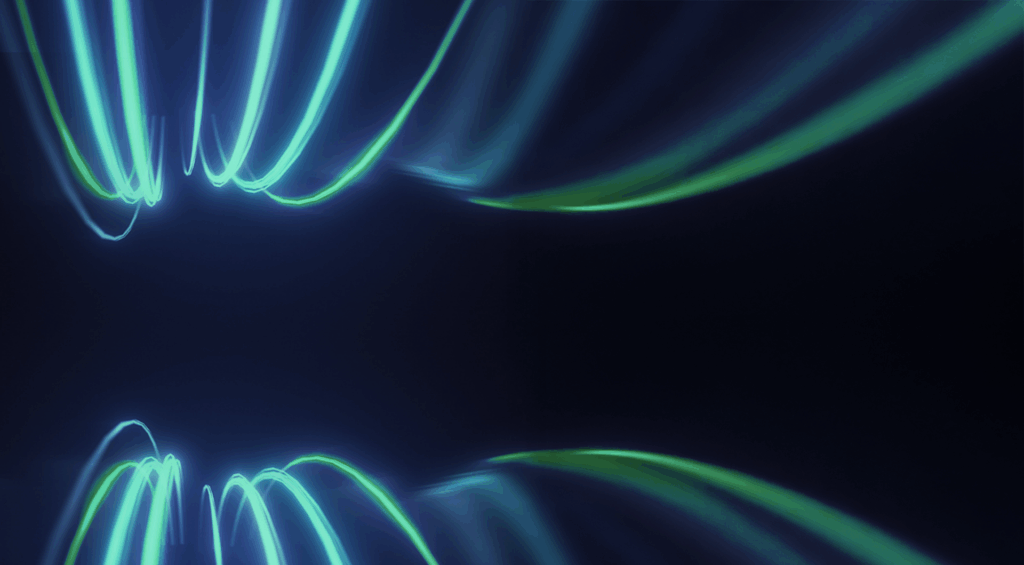 Abstraktes Bild mit gekrümmten, leuchtenden blauen und grünen Lichtspuren auf dunklem Hintergrund, die symmetrische Bögen bilden, die ein Gefühl von Bewegung und Tiefe erzeugen - ein Effekt, der an die Innovation in VMware by Broadcom VCSP 2.0 erinnert, mit einem zentralen leeren Raum.